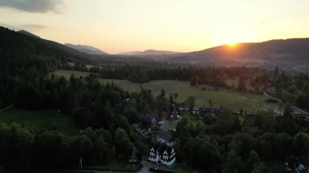 Luchtfoto Zwitsers Landelijk Landschap Ochtend Sunrise Alpine Dorp Zwitserse Weide — Stockvideo