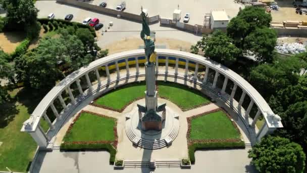 ウィーン オーストリア オーストリアの首都 人気の観光名所のドローンビュー ソビエト軍の兵士のための記念碑 ウクライナの国旗が裏面に描かれています 背景にあるベルヴェデーレ城 — ストック動画