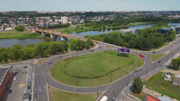 Verkeer Een Rotonde Kaunas Litouwen Snelwegkruising Verkeer Hoge Kwaliteit Beeldmateriaal — Stockvideo