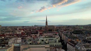 Avusturya, Viyana 'daki katedraller ve şehir manzarası. Viyana Katolik Başpiskoposluğu, insansız hava aracı videosundan Viyana gökyüzü manzarası. Tarih Merkezi 'ndeki Hofburg Sarayı ve miras binaları.