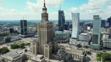 Varşova 'nın havadan görüntüsü, Şehir Merkezi. Kültür ve Bilim Sarayı 'nın havadan görünüşü, Palac Kultury i Naukiin Varşova, Polonya. Şehir merkezindeki Glass High-Buildings ile Skyline. kalite 4k 