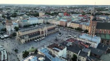 Krakow Ana Pazar Meydanı hava görüntüsü gün batımından sonra İHA tarafından çekildi. St. Marys Bazilika Mariacka, Krakow, Polonya 'daki ana meydandaki saat kulesi. Kule, Belediye Kulesi Ratusz.