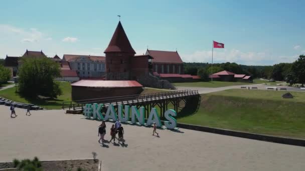 カウナスの城とリトアニアのカウナス周辺の景色の晴れた美しい景色 タウンホールのカウナス大聖堂の景色を望む旧市街 赤い屋根のエアリアルビュー 高品質4Kについて — ストック動画