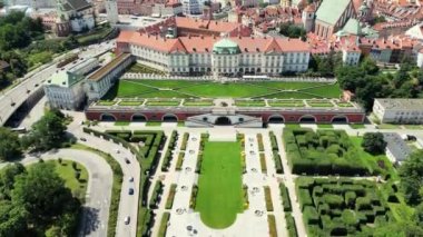 Varşova, Warszawa, Polonya ve Polska 'nın havadan görüntüsü alınıyor. Varşova 'daki Royal Palace binasının önünde. Kale Meydanı görünen Kraliyet Kalesi, Eski Şehir Kırmızı Çatı. 4k görüntü