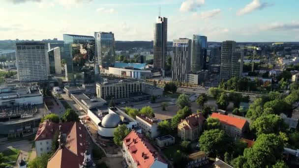 Vídeo Aéreo Del Centro Vilna Lituania Día Soleado Edificios Modernos — Vídeos de Stock