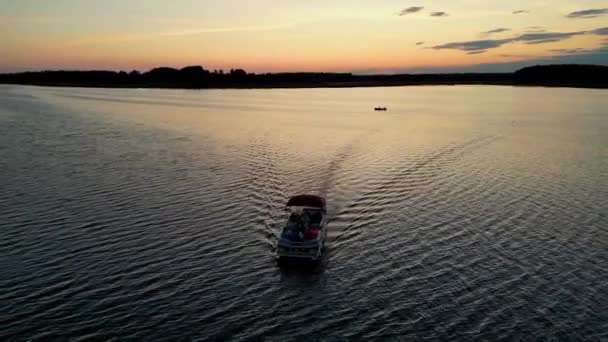 호수에 호수에 푸티지 보트를 파티를 즐기는 사람들은 트롤러가 물고기를 일몰에 — 비디오