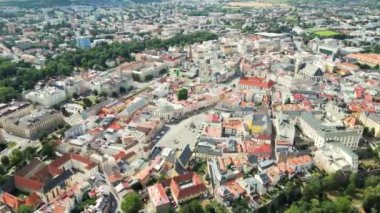 Olomouc, Çek Cumhuriyeti. Avrupa Mimarisi. Avrupa 'daki Güneşli Bulutlu Gün' ün simgeleri. Tarihi şehir Olomouc, insansız hava aracı manzaralı. Gotik kilise, belediye binası Olomouc Saint Wenceslas Katedrali