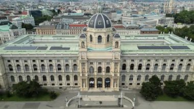 Viyana Maria Theresia Anıtı ve Müze Quartier 'inin havadan görünüşü. Maria Theresien Platz. Avusturya, Viyana 'daki İmparatoriçe Maria Theresa Anıt Koruma ve Sanat Tarihi Müzesi. - Evet. Yüksek kalite 4k