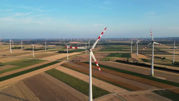 大型风力涡轮机 叶片在野外鸟瞰明亮的橙色日落 在阳光明媚的日子里 风力发电厂生产能源 生产可再生能源 保护环境 — 图库视频影像
