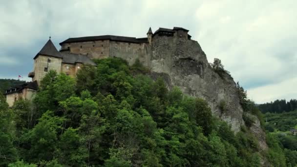 Orava城堡 斯洛伐克Oravsky Podzamok的Oravsky Hrad 中世纪的Oravsky Hrad城堡坐落在Orava河边陡峭的悬崖上 美丽的夏日闷热的天气和恐怖的城堡 — 图库视频影像