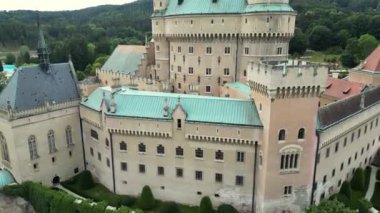 Bojnice Ortaçağ Kalesi 'nin havadan görünüşü, Slovakya' daki UNESCO mirası. Slovakya 'daki Ruhlar Kalesi ya da Bojnice Şatosu. Gotik ve Rönesans unsurları olan romantik bir şato. Yüksek kalite 4kler