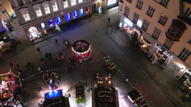 Jeden Najstarszych Jarmarków Świątecznych Świecie Tradycyjny Jarmark Bożonarodzeniowy Ratuszu Tallinie — Wideo stockowe