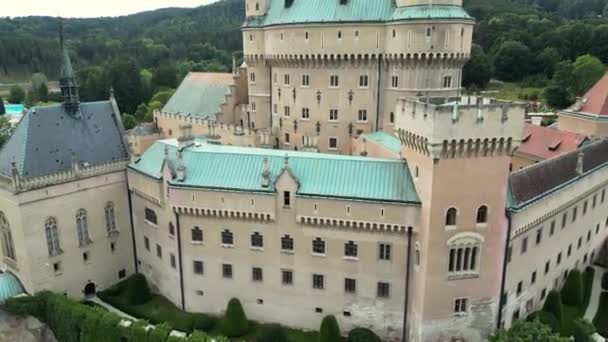 Bojnice中世纪城堡的空中景观 教科文组织在斯洛伐克的遗产 斯洛伐克的精神城堡或Bojnice城堡 带有哥特式和文艺复兴元素的浪漫城堡 优质4K — 图库视频影像