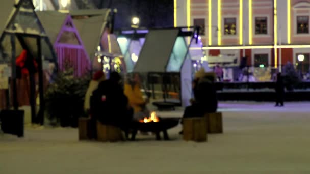 Gente Sentada Junto Fuego Calentándose Mercado Navidad País Nórdico Estonia — Vídeo de stock