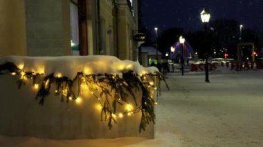  Tartu, Estonya 'daki eski kasaba meydanı. İnsanlar buz pateni pistinde kayıyorlar.