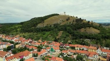 Mikulov Kalesi, Güney Moravya, Çek Cumhuriyeti 'nin Mikulov kasabasında. Mikulov, Çek Cumhuriyeti, Avrupa 'daki Eski Şehir Kalesi ve Toz Kulesi' nin Hava Görüntüsü. Güney Moravya şarap bölgesinin ünlü simgesi