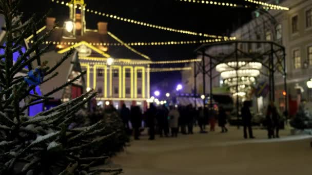 爱沙尼亚塔尔图的旧城市场广场 人们在溜冰场上滑冰 — 图库视频影像