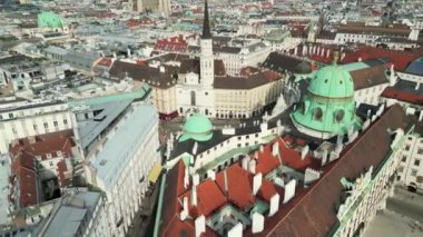 Avusturya, Viyana 'daki katedraller ve şehir manzarası. Viyana Katolik Başpiskoposluğu, insansız hava aracı videosundan Viyana gökyüzü manzarası. Tarih Merkezi 'ndeki Hofburg Sarayı ve miras binaları.