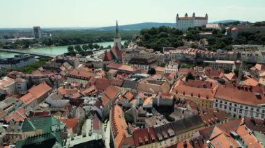 Bratislava Şatosu 'nun ve Eski Şehir' in hava görüntüsü Slovakya 'nın Avrupa Başkenti' ni kuruyor. Panska Caddesi, tarihi şehir merkezi, Mesto 1. Bölge. Yüksek kalite 4k