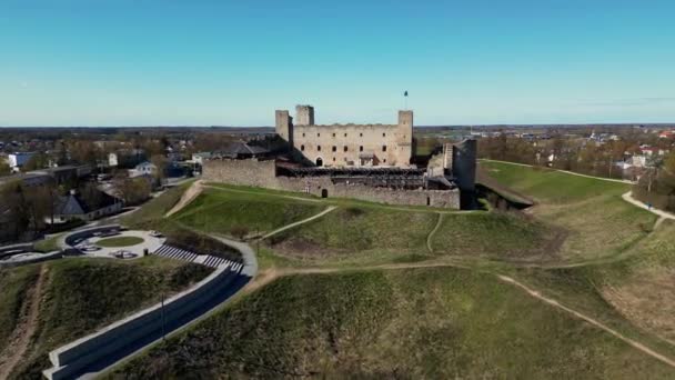 Slott Naturskönt Landsbygdslandskap Estland Med Estnisk Flagga Viftar Stenar Högkvalitativ — Stockvideo
