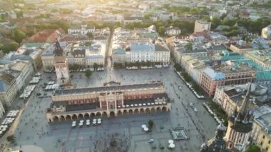 Krakow Ana Pazar Meydanı hava görüntüsü gün batımından sonra İHA tarafından çekildi. St. Marys Bazilika Mariacka, Krakow, Polonya 'daki ana meydandaki saat kulesi. Kule, Belediye Kulesi Ratusz.