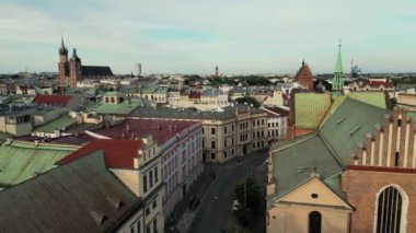 Yukarıdan Market Meydanı, Krakow 'daki eski şehir merkezi manzarası. Old Town Ana Pazar Meydanı. Krakow Polonya 'daki ünlü Saint Mary Bazilikası. Wawel Kraliyet Kalesi, Krakow, Polonya.