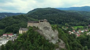 Orava Kalesi - Oravsky Hrad, Oravsky Podzamok, Slovakya. Orava Nehri yakınlarındaki yüksek ve dik uçurumlardaki Ortaçağ Oravsky Hrad kalesi. Güzel bir yaz günü. Yüksek kalite 4k görüntü