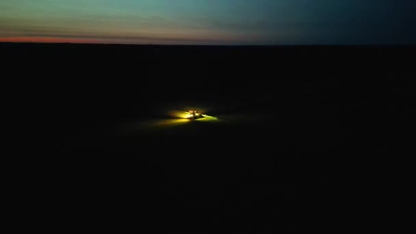 Tracktor Feld Nach Sonnenuntergang Luftaufnahme Von Erntemaschinen Die Pestizide Versprühen — Stockvideo
