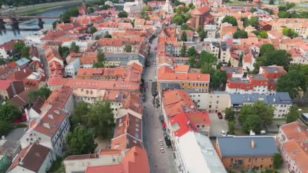 Kaunas Şehrinin Güzel Ufuk Çizgisi Kilise Kuleleri Nemunas Nehrinin Yanında — Stok video