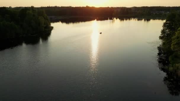Zachód Słońca Pływa Kajakiem Jeziorze Łódka Rybacka Pięknym Jeziorze Zachodem — Wideo stockowe