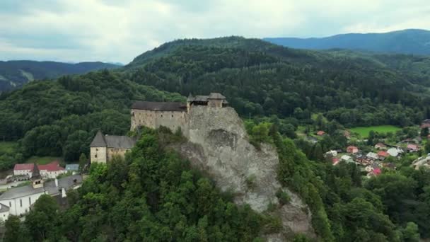 Orava城堡 斯洛伐克Oravsky Podzamok的Oravsky Hrad 中世纪的Oravsky Hrad城堡坐落在Orava河边陡峭的悬崖上 美丽的夏日高质量的4K镜头 — 图库视频影像