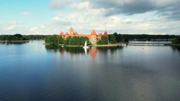 Luchtfoto Van Rood Bakstenen Middeleeuws Kasteel Het Eiland Trakai Vilnius — Stockvideo