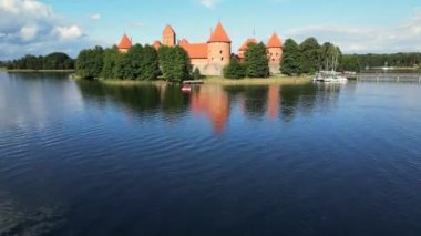 Litvanya 'nın Vilnius bölgesindeki Trakai adasındaki kırmızı tuğlalı kalenin insansız hava aracı görüntüsü. Galve Gölü 'ndeki Trakai kalesi ortaçağ Gotik Adası kalesi. Litvanya 'nın en güzel simgesi.