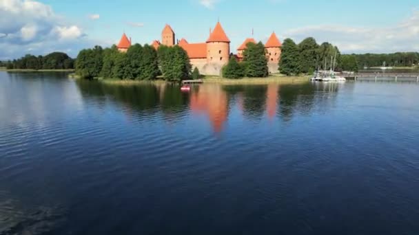 Aerial Drone Shot Red Brick Medieval Castle Island Trakai Vilnius — Vídeos de Stock