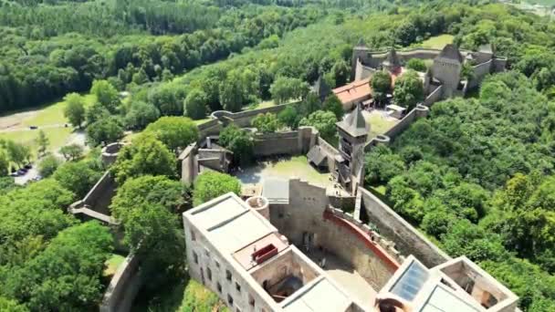 从空中俯瞰赫芬顿城堡的地标 在阳光明媚的日子里 可以俯瞰城堡所在的山丘 位于捷克共和国境内 高质量的4K镜头 — 图库视频影像