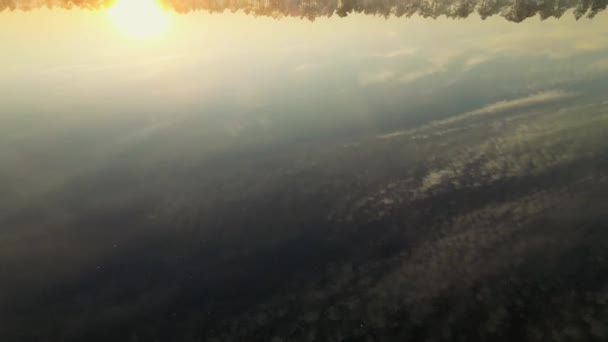 Nebbia Mattutina Che Galleggia Acque Calme Lago Luce Solare Dorata — Video Stock