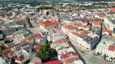 Olomouc, Çek Cumhuriyeti. Avrupa Mimarisi. Avrupa 'daki Güneşli Bulutlu Gün' ün simgeleri. Tarihi şehir Olomouc, insansız hava aracı manzaralı. Gotik kilise, belediye binası Olomouc Saint Wenceslas Katedrali