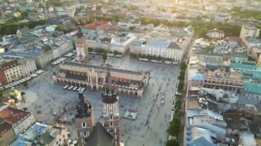 Krakow Ana Pazar Meydanı hava görüntüsü gün batımından sonra İHA tarafından çekildi. St. Marys Bazilika Mariacka, Krakow, Polonya 'daki ana meydandaki saat kulesi. Kule, Belediye Kulesi Ratusz.