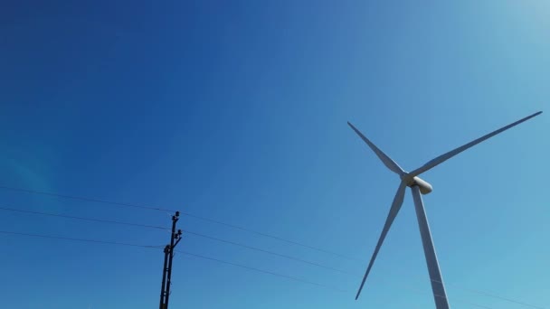 大型风力涡轮机与叶片 风车农场的能源生产在美丽的蓝天 绿色和可再生能源概念 爱沙尼亚生产清洁可再生能源的风力涡轮机 — 图库视频影像
