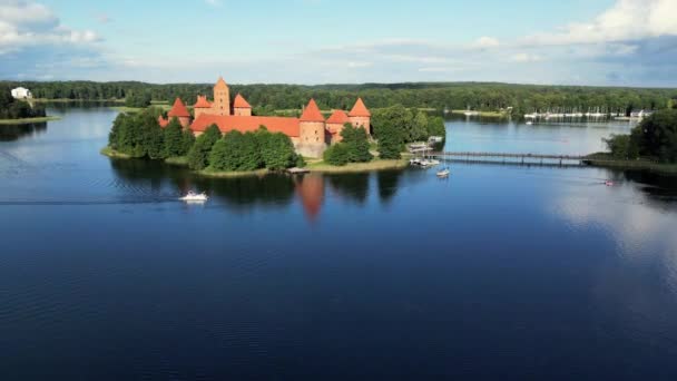 Zdjęcie Lotnicze Średniowiecznego Zamku Czerwonej Cegły Wyspie Miejscowości Trakai Region — Wideo stockowe