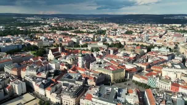 在布尔诺的无人机上俯瞰全景 捷克共和国 布尔诺市 南摩拉维亚地区在布尔诺的无人机上俯瞰全景 捷克共和国 高质量的4K镜头 — 图库视频影像