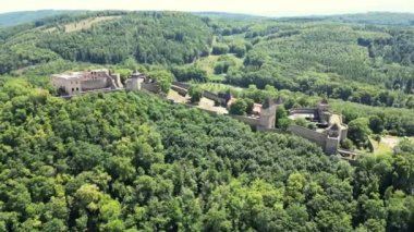 Helfstyn Kalesi 'nin hava aracı görüntüsü. Helftyn Kalesi, güzel güneşli bir günde kalenin bulunduğu tepelere bakıyor. Çek Cumhuriyeti 'nde yer alıyor. Yüksek kalite 4k görüntü