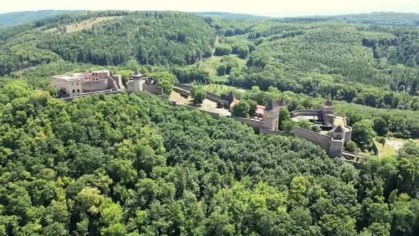 Helfstyn Castle의 마크의 드론보기 아름다운 누워있는 언덕을 내려다 Helftyn 공화국에 — 비디오