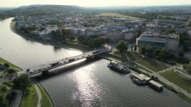  Krakus Dağı, Krakow 'daki Pazar Meydanı, Wawel Şatosu ve Krakow' daki diğer popüler binalar ve mimariler. Krakow Polonya Vistula Nehri 'nin Hava Aracı Çekimi. - Evet. Yüksek kalite 4k 