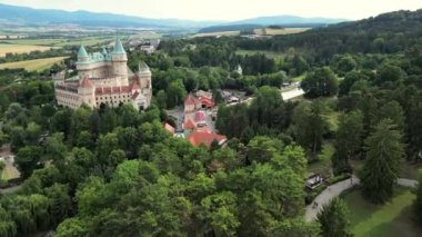 Bojnice Ortaçağ Kalesi 'nin havadan görünüşü, Slovakya' daki UNESCO mirası. Slovakya 'daki Ruhlar Kalesi ya da Bojnice Şatosu. Gotik ve Rönesans öğeleri olan romantik bir şato..