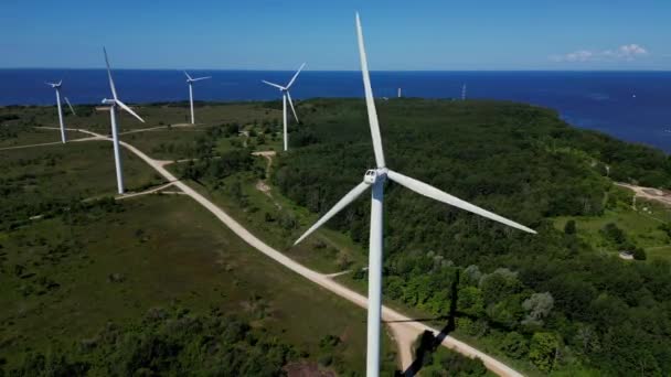 海岸の沖合風力タービン 風力発電タービンは 持続可能な開発のためのクリーンな再生可能エネルギーを生成します エストニアのパルディスキーにある沿岸風車タービン農場 高品質の4K映像 — ストック動画
