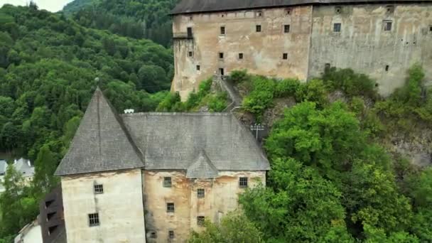 Orava城堡Oravsky Hrad在斯洛伐克Oravsky Podzamok 一座中世纪的城堡坐落在风景秀丽的奥拉瓦河边陡峭的悬崖上 空中4K视频拍摄了夏天日出时分的美景 — 图库视频影像