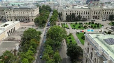 Viyana Maria Theresa Anıtı ve Sanat Tarihi Müzesi. Meşhur Doğal Tarih Müzesi, park ve heykelin göz kamaştırıcı manzarası. Avusturya 'daki Viyana siluetini gösteren hava görüntüsü. Wien, Viyana. 