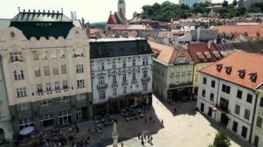 Slovakya 'daki Bratislava Kalesi' nin havadan görünüşü. İHA atışları, Slovakya başkentinin gururunu gözler önüne seriyor. İnsansız hava araçları Bratislava Kalesi ve Slovakya ana kalesini gözler önüne serdi.
