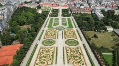 Avusturya, Viyana 'daki Belvedere Sarayı' nın havadan görünüşü. Tarihi bir olay. Viyana 'daki Belvedere Sarayı' nın havadan görünüşü. Damar. Wien, Avusturya. Bu ikonik simgenin ihtişamını gösteren büyüleyici sahneler.. 